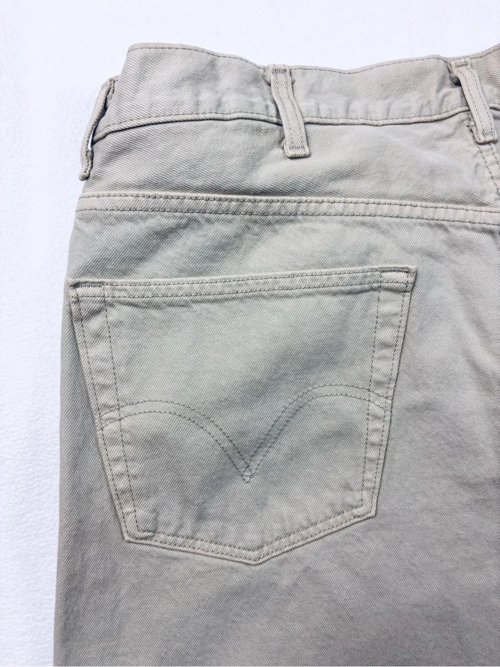 Vintage Men's Levi's 550 Light Beige Denim “Jorts” Denim Jeans Shorts Size 42